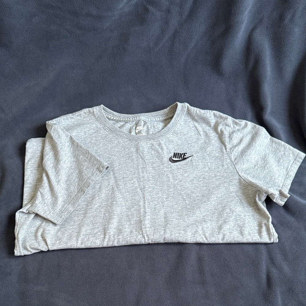 Nike women’s Light Gray Short Sleeve Tee